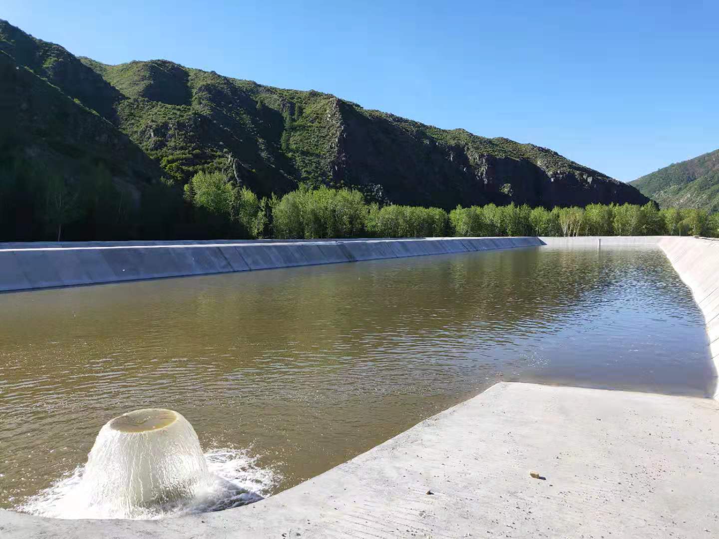 阿勒泰四水厂取水头部贮水调节池.jpg